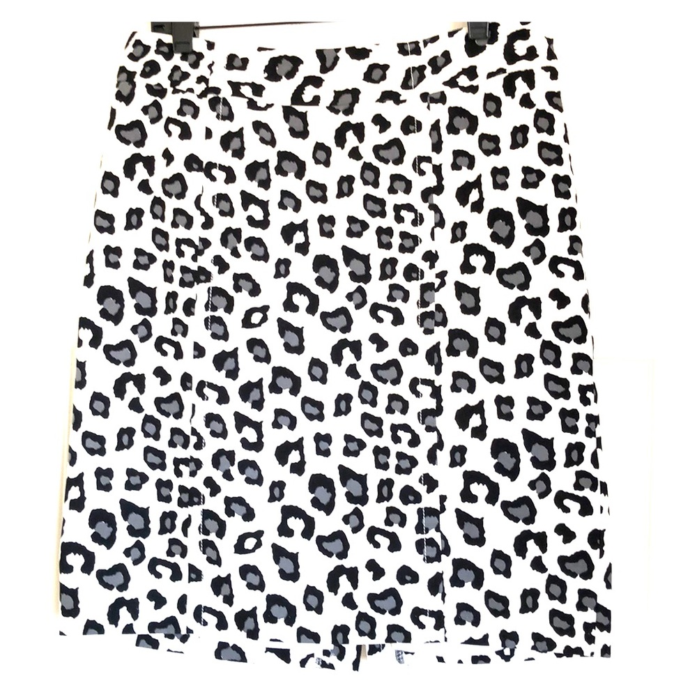 Animal print, fashionable mini skirt.
